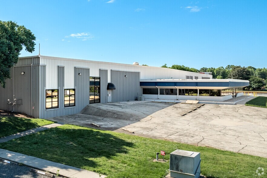 11707 Steele Creek Rd, Charlotte, NC à louer - Photo du bâtiment - Image 2 de 11