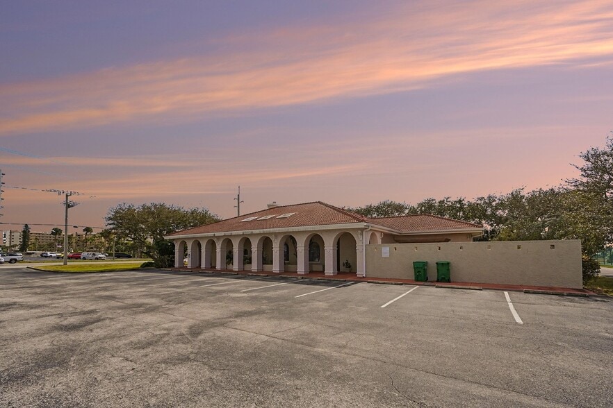 1727 N Atlantic Ave, Cocoa Beach, FL for sale - Building Photo - Image 3 of 35