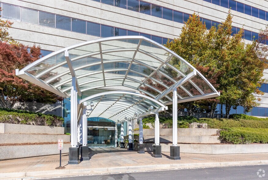 211 Perimeter Center Pky NE, Atlanta, GA for lease - Building Photo - Image 2 of 5