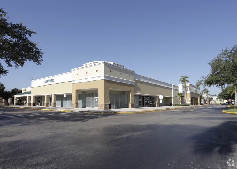 700 N University Dr, Pembroke Pines, FL à louer - Photo du bâtiment - Image 3 de 20