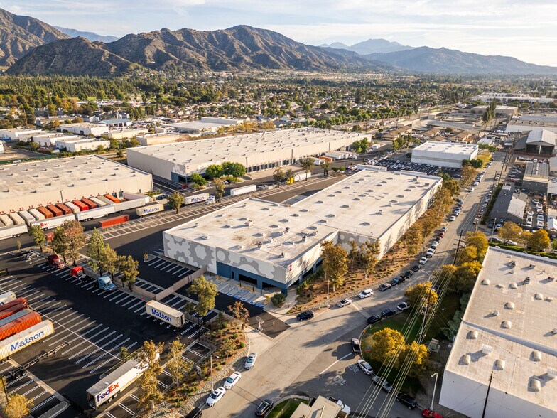 975-985 W 8th St, Azusa, CA à louer - Photo du bâtiment - Image 2 de 3