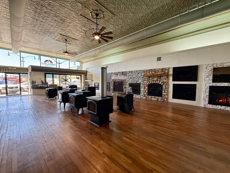 506 W Will Rogers Blvd, Claremore, OK for lease - Interior Photo - Image 3 of 10
