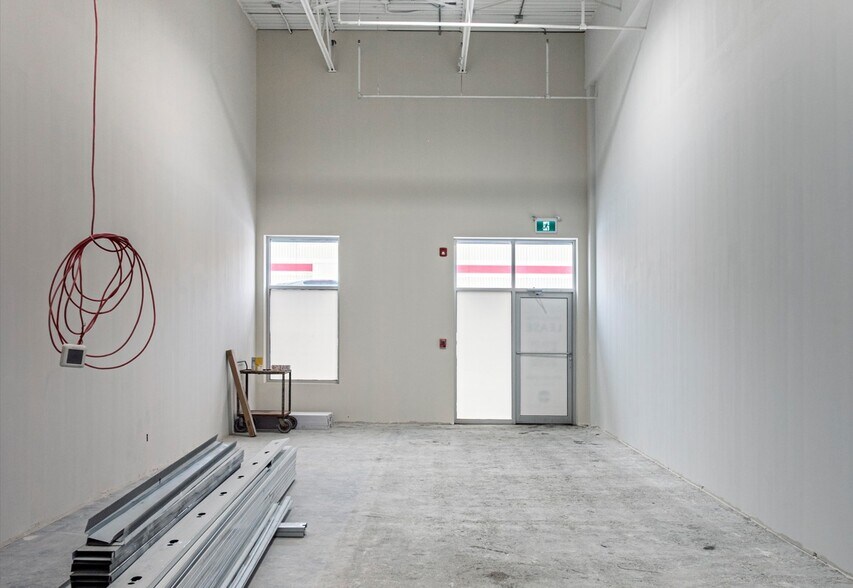 9950 Macleod Trl SE, Calgary, AB à louer - Photo du bâtiment - Image 2 de 2