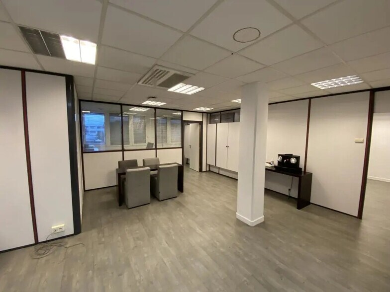 2-4 Rue Colonel Chambonnet, Bron à louer - Photo intérieure - Image 3 de 11