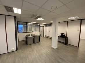 2-4 Rue Colonel Chambonnet, Bron à louer Photo du bâtiment- Image 1 de 6