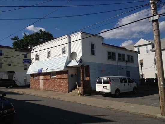 563 Pine St, Central Falls, RI à vendre Photo du bâtiment- Image 1 de 1