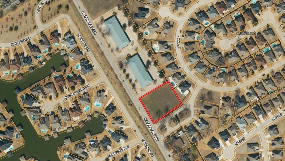 1327 Waters Edge Dr, Granbury, TX à vendre - Photo du bâtiment - Image 2 de 3
