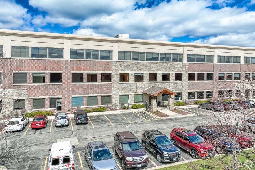 360 Station Dr, Crystal Lake, IL for lease - Building Photo - Image 2 of 9