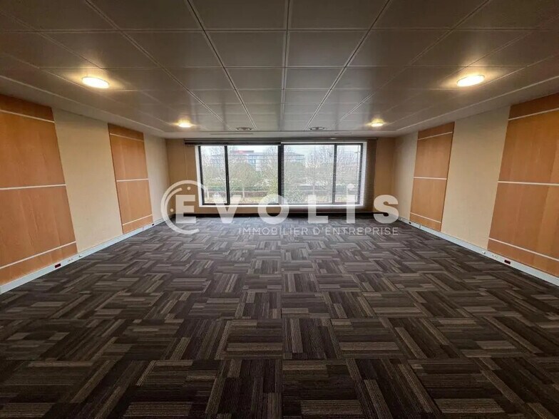 Office in Lieusaint for lease - Interior Photo - Image 1 of 9