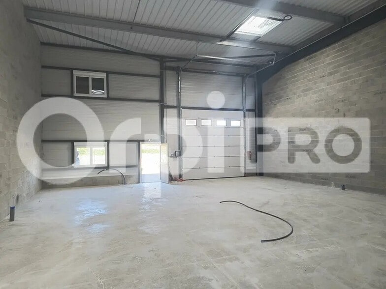 Flex in Reims for lease - Interior Photo - Image 3 of 3