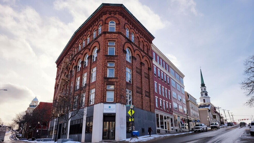 74 Hammond St, Bangor, ME à vendre - Photo du bâtiment - Image 2 de 45