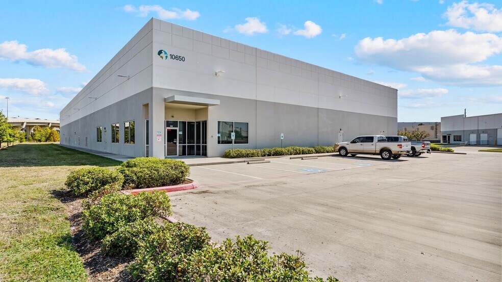 10650 W Little York Rd, Houston, TX à louer - Photo du bâtiment - Image 1 de 2