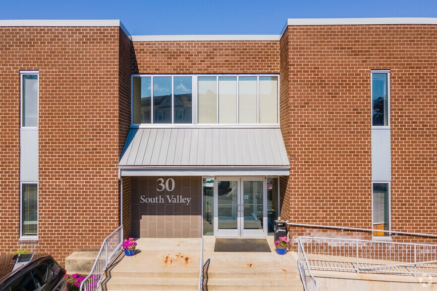 30 S Valley Rd, Paoli, PA à louer - Photo du bâtiment - Image 3 de 8