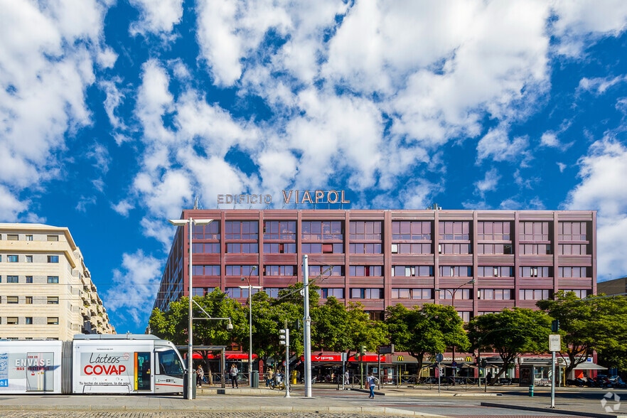 Calle Balbino Marrón, 6, Seville, Sevilla for lease - Building Photo - Image 3 of 6