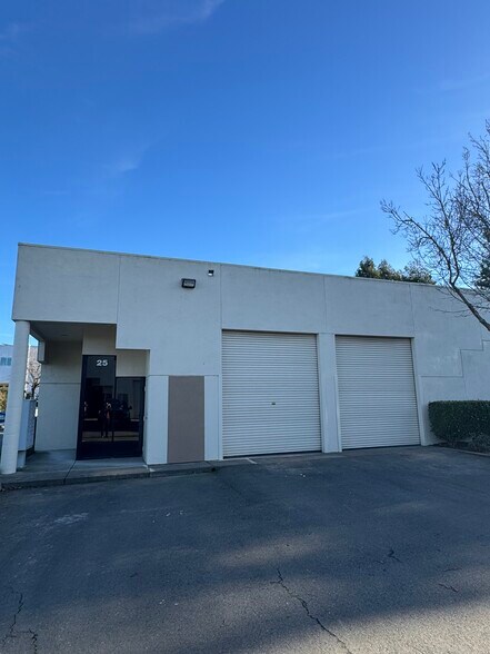 1110 Industrial Ave, Petaluma, CA à vendre - Photo du bâtiment - Image 2 de 4
