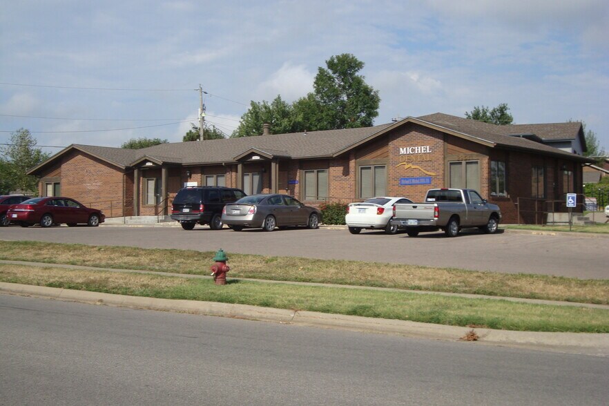 2951 SW Wanamaker Dr, Topeka, KS for lease - Building Photo - Image 3 of 3