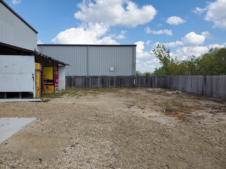641 Commercial Dr, Buda, TX à louer - Photo du bâtiment - Image 3 de 9