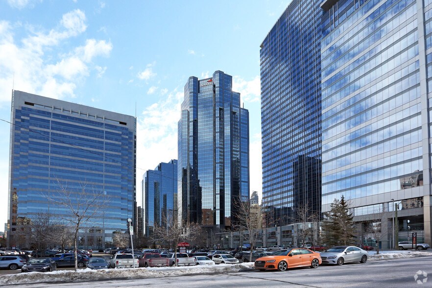400 3rd Ave SW, Calgary, AB à louer - Photo du bâtiment - Image 2 de 7