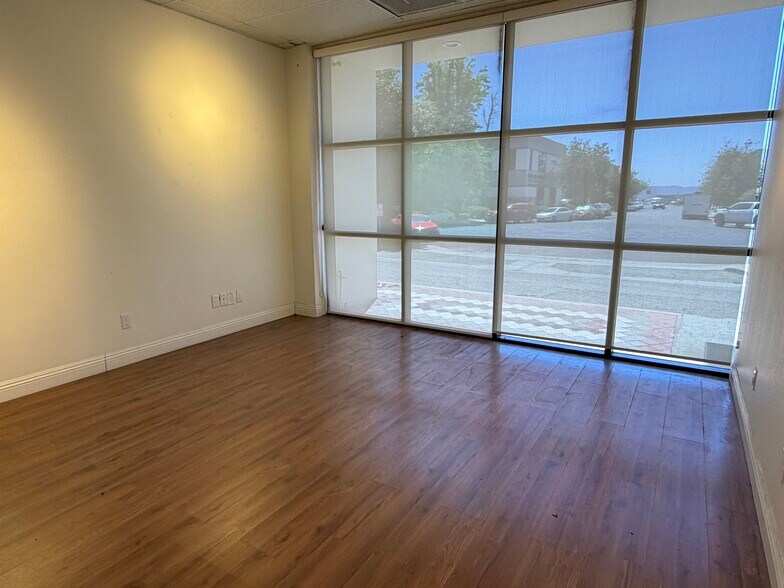 7949 Ajay Dr, Sun Valley, CA à louer - Photo du bâtiment - Image 3 de 10