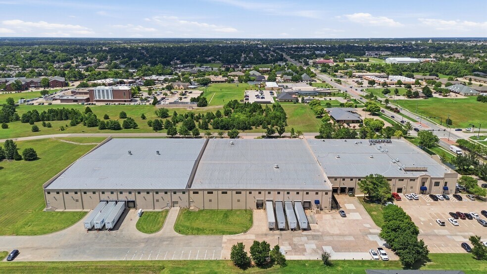 2101 S Kelly Ave, Edmond, OK à louer - Aérien - Image 3 de 7