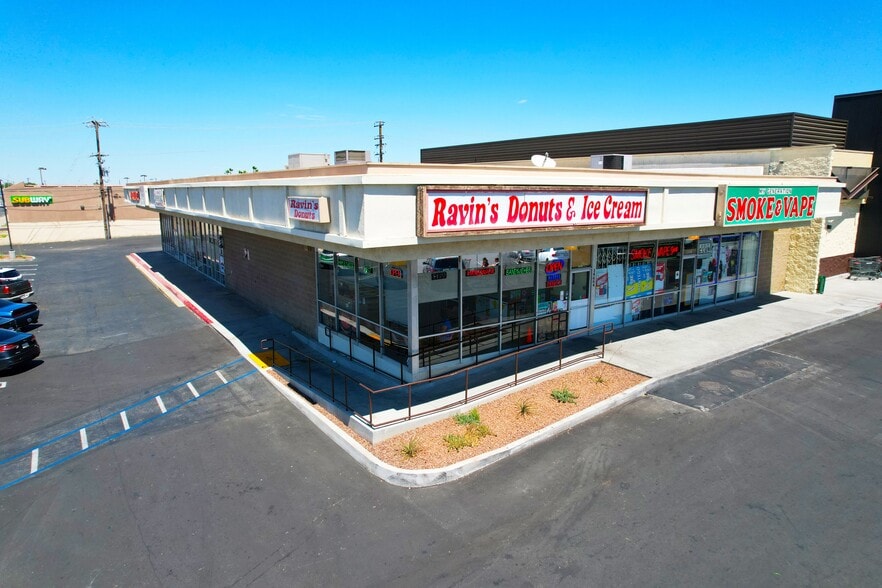 Shops to Superior Grocers Center portfolio of 2 properties for sale on LoopNet.ca - Building Photo - Image 3 of 35