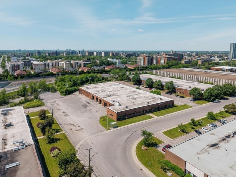 605-607 Rue Deslauriers, Saint-Laurent, QC à vendre - Photo du bâtiment - Image 2 de 8