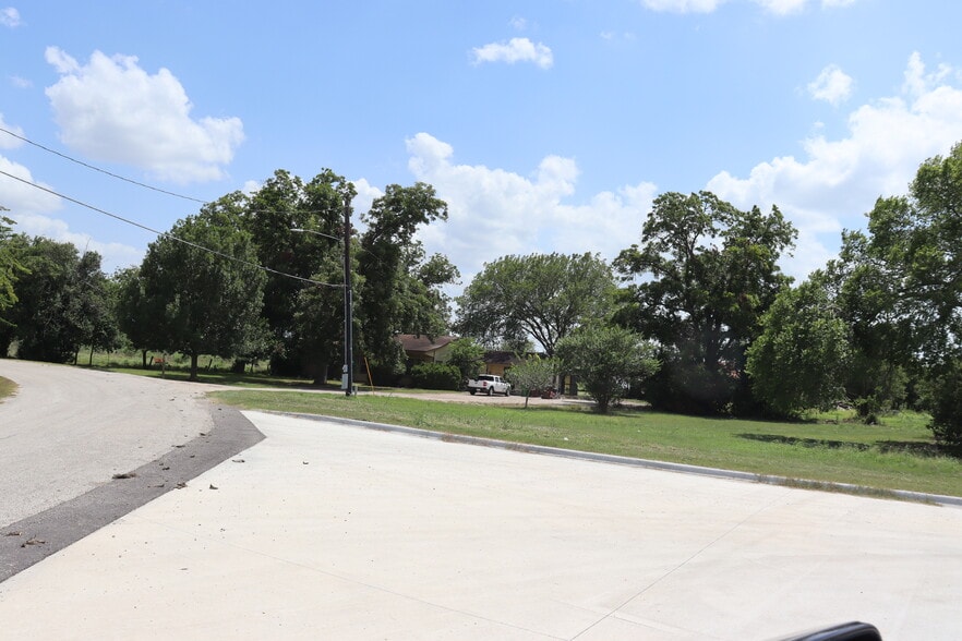 2001 Clearfork St, Lockhart, TX for sale - Building Photo - Image 3 of 7