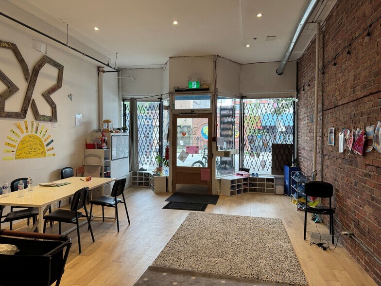 556 Powell St, Vancouver, BC à vendre - Photo intérieure - Image 3 de 5