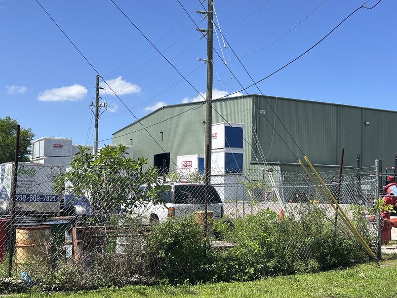 11891 Amedicus Ln, Fort Myers, FL à louer - Photo du bâtiment - Image 3 de 6