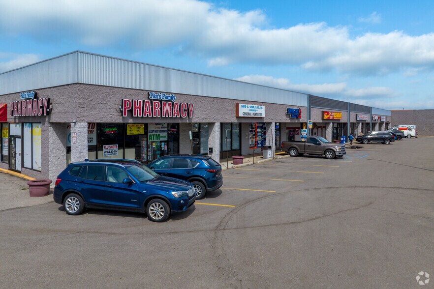 20733-20791 E Thirteen Mile Rd, Roseville, MI à louer - Photo du bâtiment - Image 2 de 7