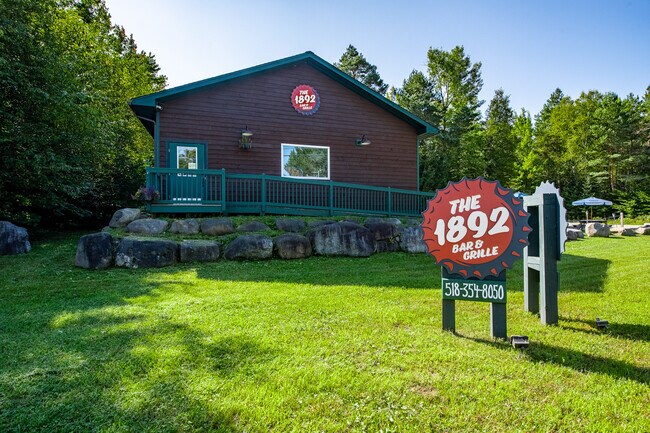 Plus de détails pour 6386 NY-30, Lake Clear, NY - Commerce de détail à vendre