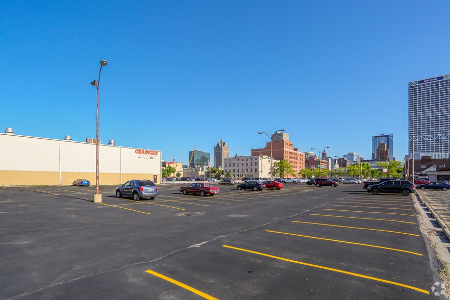 633 E Buffalo St, Milwaukee, WI for sale - Primary Photo - Image 1 of 1