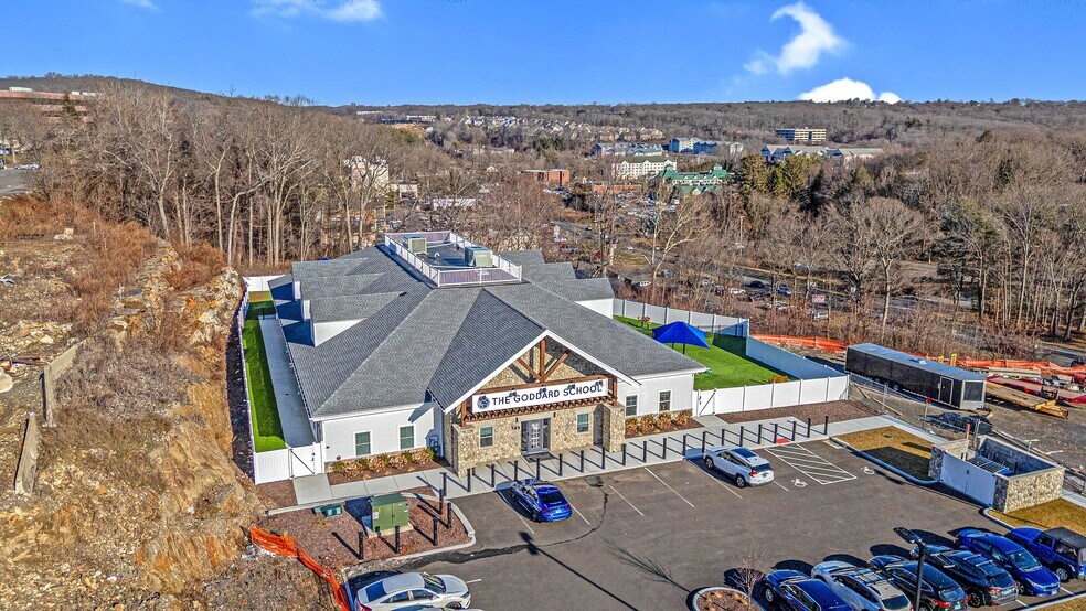 749 Bridgeport Ave, Shelton, CT à vendre - Photo du bâtiment - Image 2 de 5