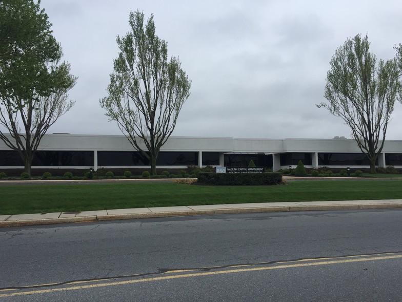 850 N Wyomissing Blvd, Wyomissing, PA for lease - Primary Photo - Image 1 of 11