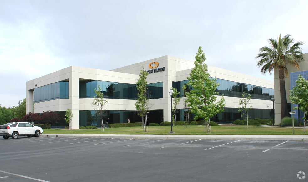 302 Enzo Dr, San Jose, CA à louer - Photo du bâtiment - Image 2 de 10