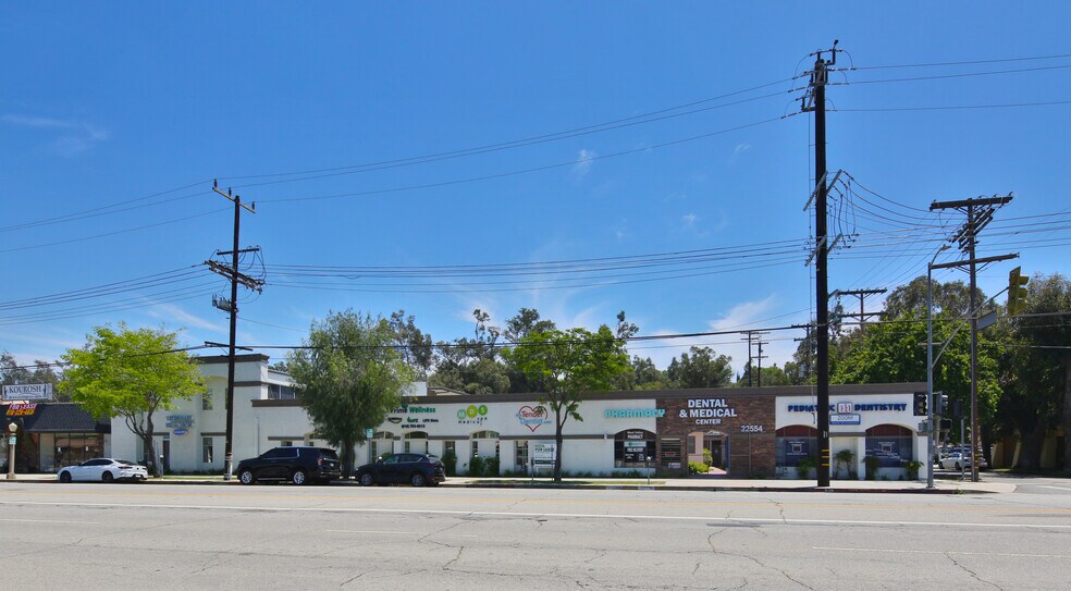 22554 Ventura Blvd, Woodland Hills, CA à louer - Photo du bâtiment - Image 2 de 10