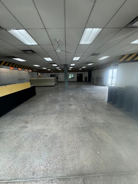 319 W Sunrise Hwy, Freeport, NY à louer - Photo du bâtiment - Image 2 de 7