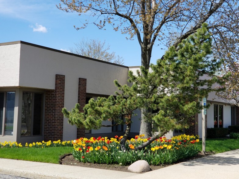 1117 S Milwaukee Ave, Libertyville, IL à vendre - Photo principale - Image 1 de 17