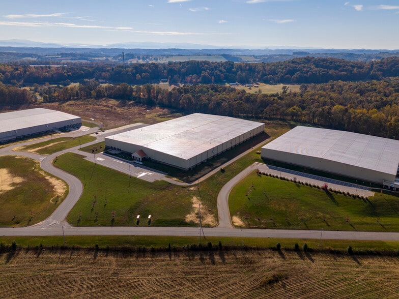 2677 Huntington Park Dr, Loudon, TN à louer - Photo du bâtiment - Image 2 de 30