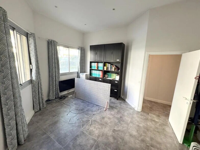 Office in Versailles for lease - Interior Photo - Image 3 of 7