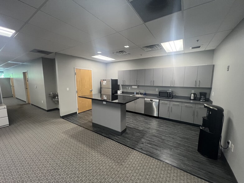 45525 Grand River Ave, Novi, MI for lease - Interior Photo - Image 3 of 5