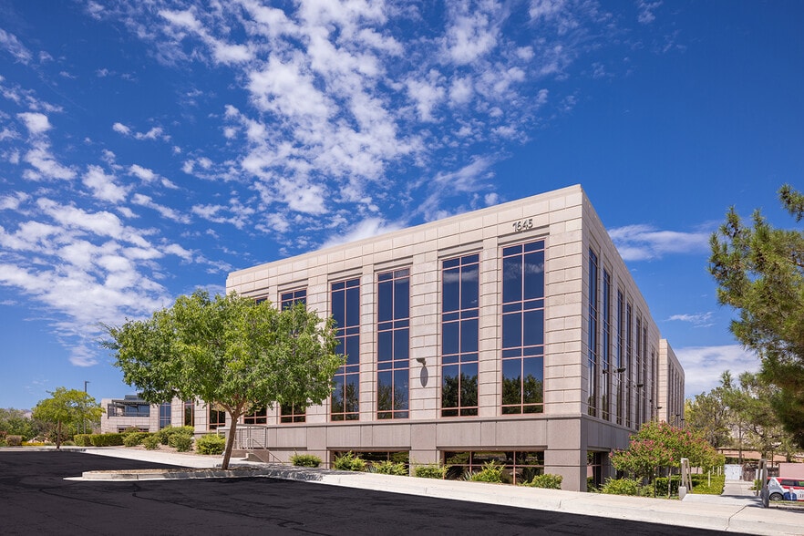 1635 Village Center Cir, Las Vegas, NV for lease - Building Photo - Image 2 of 4