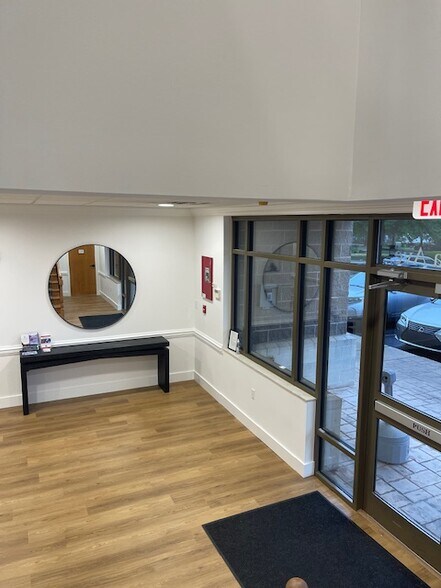 16930 W Catawba Ave, Cornelius, NC à louer - Photo du bâtiment - Image 3 de 9