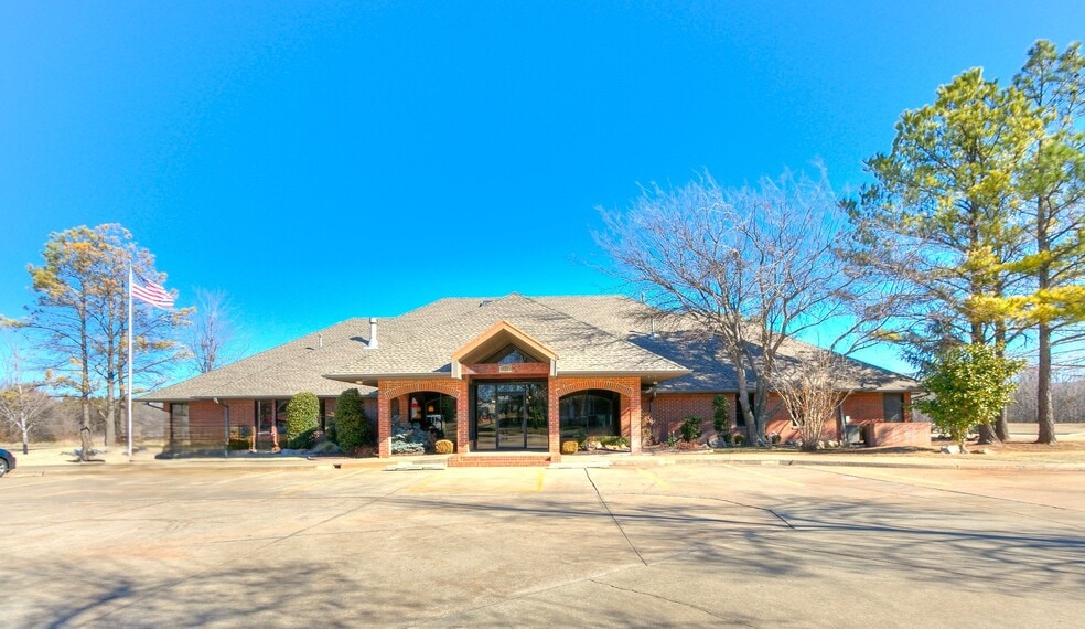 1220 S Santa Fe Ave, Edmond, OK à louer - Photo du bâtiment - Image 2 de 7