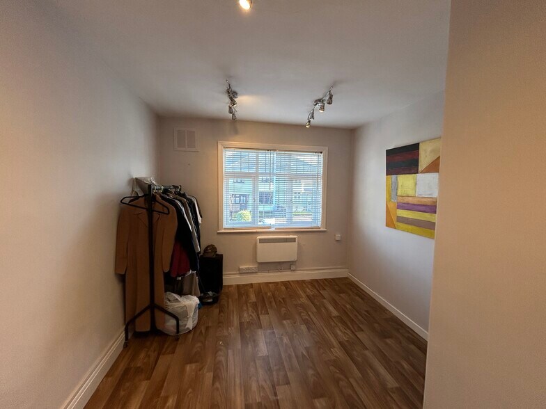63-63A Stoke Hl, Bristol for sale - Interior Photo - Image 2 of 16
