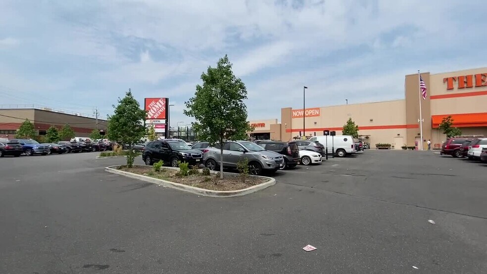 59-11 Maurice Ave, Maspeth, NY à louer - Vidéo sur l’inscription commerciale - Image 3 de 11