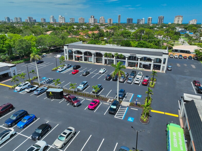 4949 Tamiami Trl, Naples, FL à louer - Photo du bâtiment - Image 3 de 6