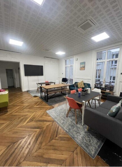 52 Rue De Ponthieu, Paris for lease - Interior Photo - Image 2 of 12