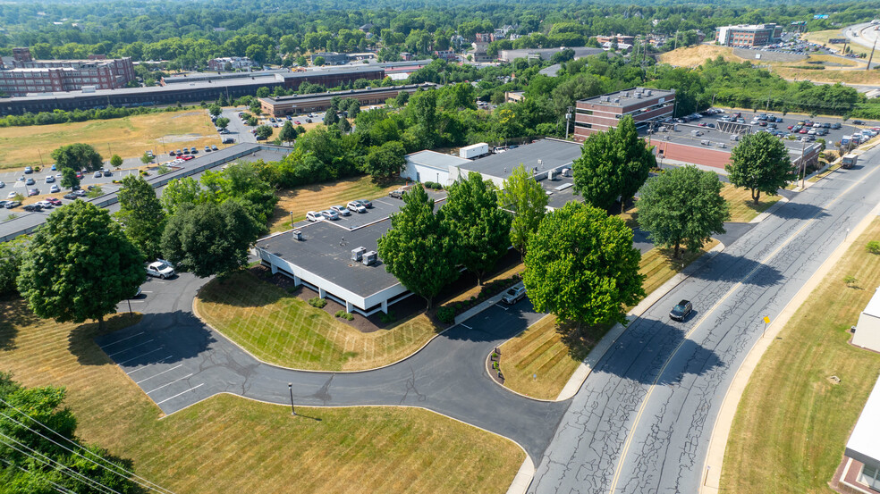 850 N Wyomissing Blvd, Wyomissing, PA for lease - Building Photo - Image 2 of 39