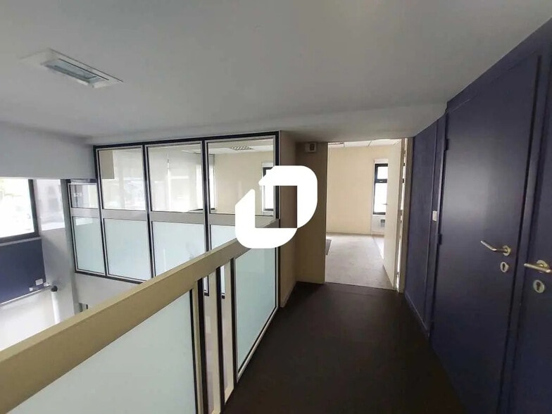 Retail in Montigny-le-Bretonneux for lease - Building Photo - Image 3 of 4